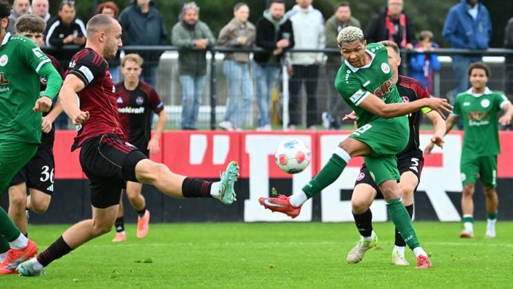 04.10.2025 - Fussball - Saison 2025 2026 - Regionalliga Bayern - 12. Spieltag: 1. FC Nürnberg FCN II ( Club ) - VfB Eichstätt - - xwoxzix - Leo Eberle (13, 1. FC Nürnberg FCN II ) blockt Schuß von Kevin Mutove (19, VfB Eichstätt )
