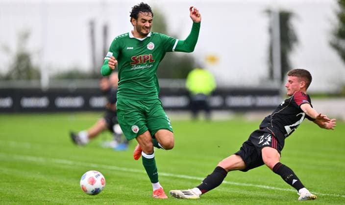 04.10.2025 - Fussball - Saison 2025 2026 - Regionalliga Bayern - 12. Spieltag: 1. FC Nürnberg FCN II ( Club ) - VfB Eichstätt - - xwoxzix - Pascal Schittler (32, VfB Eichstätt ) Tobias Heß Hess (24, 1. FC Nürnberg FCN II , rechts )