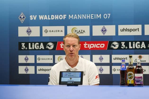 Timo Schultz (Cheftrainer VfL Osnabrück) bei der Pressekonferenz nach dem Spiel Fussball: 3. Liga, 10. Spieltag, SV Waldhof Mannheim vs. VfL Osnabrück am 04.10.2025 in Mannheim (Carl-Benz-Stadion), Deutschland Mannheim Carl-Benz-Stadion Deutschland Copyright: xFranzxReindelx