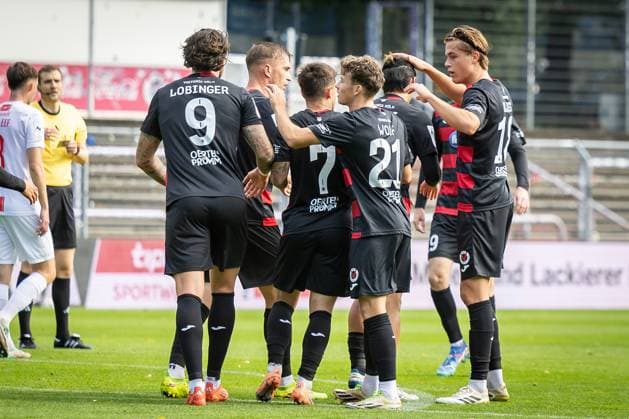 3. Liga: FC Viktoria Köln - TSV Havelse, 04.10.2025 Jubel bei der Mannschaft Viktoria Köln ; Köln, 4.10.2025, 10. Spieltag der 3. Fußball-Liga, FC Viktoria Köln - TSV Havelse im Sportpark Hoehenberg in Köln. Die DFL-Bestimmungen verbieten die Verwendung von Fotografien als Bildsequenzen und oder Quasi-Videos. Copyright: xBEAUTIFULxSPORTS LeahxKohringx