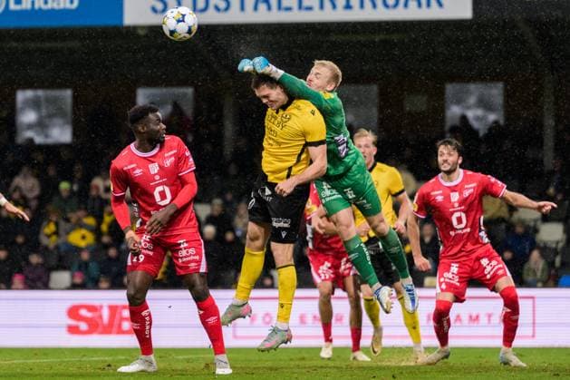 251004 Mjällbys Jacob Bergström och Elfsborgs malvakt Isak Pettersson under fotbollsmatchen i Allsvenskan mellan Mjällby och Elfsborg den 4 oktober 2025 i Hällevik. Copyright: MATHILDAxSCHULER BB251004MA069