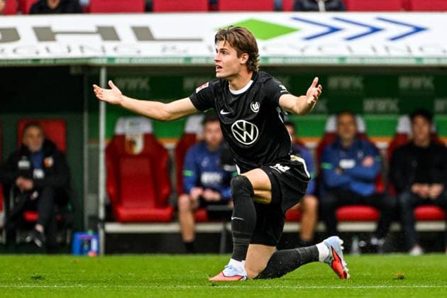 GER, 1. FBL, FC Augsburg vs VfL Wolfsburg 04.10.2025, WWK-Arena, Augsburg, GER, 1. FBL, FC Augsburg vs VfL Wolfsburg, im Bild Mattias Svanberg (VfL Wolfsburg, 32) fordert eine gelbe Karte fuer seinen Gegenspieler