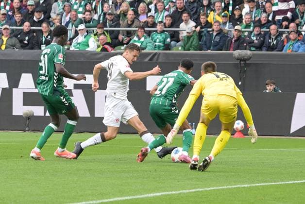 Oladapo Afolayan (FC St Pauli 17) gegen Karim Coulibaly (SV Werder Bremen 31) und Felix Agu (SV Werder Bremen 27), SV Werder Bremen - FC St Pauli , Fussball, Bundesliga, DFL, 04.10.2025 DFB regulations prohibit any use of photographs as image sequences and or quasi-video Bremen Bremen Deutschland