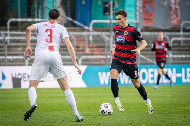 3. Liga: FC Viktoria Köln - TSV Havelse, 04.10.2025 Lucas Wolf (Viktoria Köln, 21) gegen Marco Schleef (TSV Havelse, 3) ; Köln, 4.10.2025, 10. Spieltag der 3. Fußball-Liga, FC Viktoria Köln - TSV Havelse im Sportpark Hoehenberg in Köln. Die DFL-Bestimmungen verbieten die Verwendung von Fotografien als Bildsequenzen und oder Quasi-Videos. Copyright: xBEAUTIFULxSPORTS LeahxKohringx