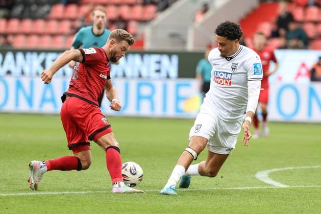 3. Liga; FC Ingolstadt 04 - SSV Ulm; Yannick Deichmann (20, FCI) Zweikampf Kampf um den Ball David Jonas (15 Ulm) 3. Liga - FC Ingolstadt 04 Saison 2025 2026 SSV Ulm