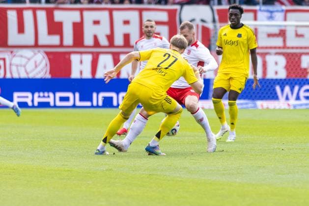 04.10.2025, Fussball, GER, Saison, 3.Liga, Saision 2025 2026, 10. Spieltag, SSV Jahn Regensburg - 1. FC Saarbrücken Joel Bichsel (Saarbrücken) gegen Eric Hottmann (SSV Jahn Regensburg) DFL REGULATIONS PROHIBIT ANY USE OF PHOTOGRAPHS AS IMAGE SEQUENCES AND OR QUASI-VIDEO.