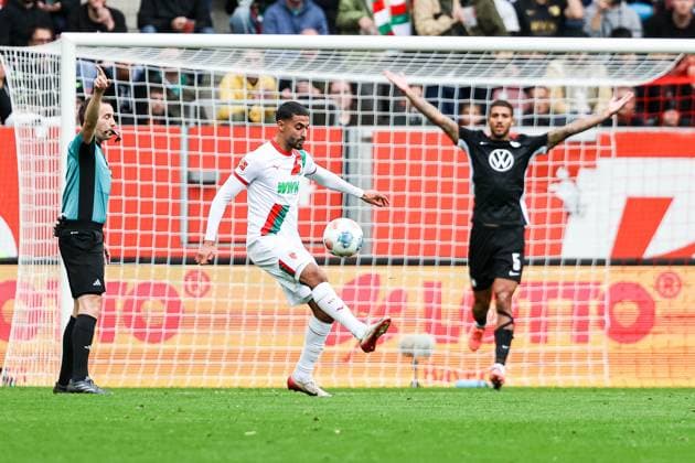 Elias Saad (FC Augsburg 26) am Ball. Vinicius Souza(VFL Wolfsburg, 05) beschwert sich. Schiedsrichter Benjamin Brand zeigt die Richtung an. GER, FC Augsburg vs. VfL Wolfsburg, 1.Bundesliga Fussball, 06. Spieltag, Saison 2025 2026, 04.10.2025 DFB DFL REGULATIONS PROHIBIT ANY USE OF PHOTOGRAPHS AS IMAGE SEQUENCES AND OR QUASI-VIDEO GER, FC Augsburg vs. VfL Wolfsburg, 1.Bundesliga Fussball, 06. Spieltag, Saison 2025 2026, 04.10.2025 Augsburg Copyright: xEibner-Pressefoto RogerxBuerkex EP_RBE