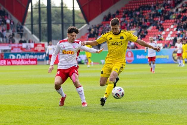 04.10.2025, Fussball, GER, Saison, 3.Liga, Saision 2025 2026, 10. Spieltag, SSV Jahn Regensburg - 1. FC Saarbrücken Till Sebastian Schumacher (Saarbrücken) am Ball vor Nicolas Oliveira (SSV Jahn Regensburg) DFL REGULATIONS PROHIBIT ANY USE OF PHOTOGRAPHS AS IMAGE SEQUENCES AND OR QUASI-VIDEO.