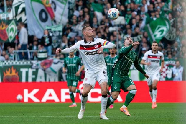 Eric Smith (FC St. Pauli, 08) im Zweikampf, Kampf um den Ball mit Romano Schmid (SV Werder Bremen, 20), GER, SV Werder Bremen vs FC St. Pauli, Fussball, Bundesliga, Spieltag 6, Saison 2025 2026, 04.10.2025 DFL REGULATIONS PROHIBIT ANY USE OF PHOTOGRAPHS AS IMAGE SEQUENCES AND OR QUASI-VIDEO GER, SV Werder Bremen vs FC St. Pauli, Fussball, Bundesliga, Spieltag 6, Saison 2025 2026, 04.10.2025 Bremen Copyright: xEibner-Pressefoto MaxxVincenx EP_MVN