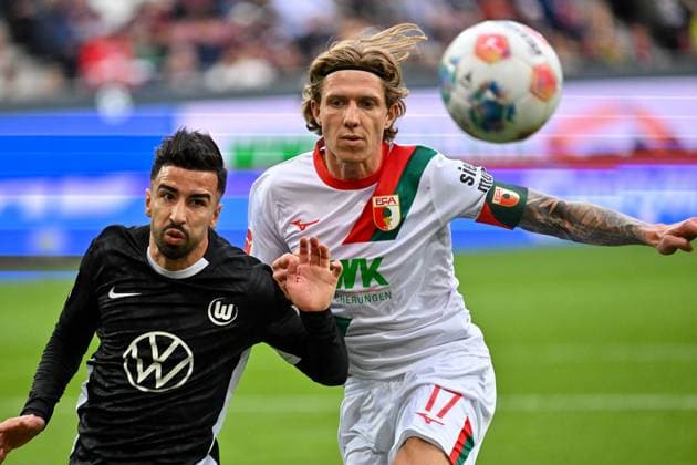 GER, Bayern, Augsburg, Fussball, FC Augsburg - VfL Wolfsburg, in der WWK Arena, Augsburg, 6. Spieltag, 04.10.25, v.l. Mohammed Amoura (VfL Wolfsburg, 9), Kristijan Jakic (FC Augsburg, 17), Zweikampf um den Ball DFL DFB regulations prohibit any use of photographs as image sequences and or quasi-video, Copyright: HMB-Media MichaelxNibel