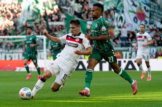 Arkadiusz Pyrka (FC St. Pauli, 11) im Zweikampf, Kampf um den Ball mit Felix Agu (SV Werder Bremen, 27), GER, SV Werder Bremen vs FC St. Pauli, Fussball, Bundesliga, Spieltag 6, Saison 2025 2026, 04.10.2025 DFL REGULATIONS PROHIBIT ANY USE OF PHOTOGRAPHS AS IMAGE SEQUENCES AND OR QUASI-VIDEO GER, SV Werder Bremen vs FC St. Pauli, Fussball, Bundesliga, Spieltag 6, Saison 2025 2026, 04.10.2025 Bremen Copyright: xEibner-Pressefoto MaxxVincenx EP_MVN
