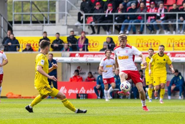 04.10.2025, Fussball, GER, Saison, 3.Liga, Saision 2025 2026, 10. Spieltag, SSV Jahn Regensburg - 1. FC Saarbrücken Till Sebastian Schumacher (Saarbrücken) gegen Noel Eichinger (Regensburg) DFL REGULATIONS PROHIBIT ANY USE OF PHOTOGRAPHS AS IMAGE SEQUENCES AND OR QUASI-VIDEO.