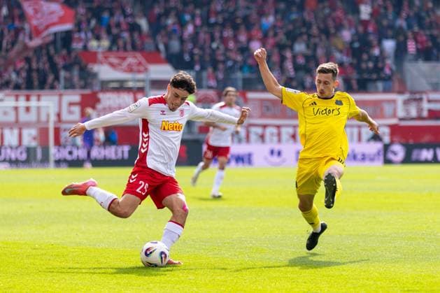 04.10.2025, Fussball, GER, Saison, 3.Liga, Saision 2025 2026, 10. Spieltag, SSV Jahn Regensburg - 1. FC Saarbrücken Nicolas Oliveira (SSV Jahn Regensburg) gegen Till Sebastian Schumacher (Saarbrücken) DFL REGULATIONS PROHIBIT ANY USE OF PHOTOGRAPHS AS IMAGE SEQUENCES AND OR QUASI-VIDEO.