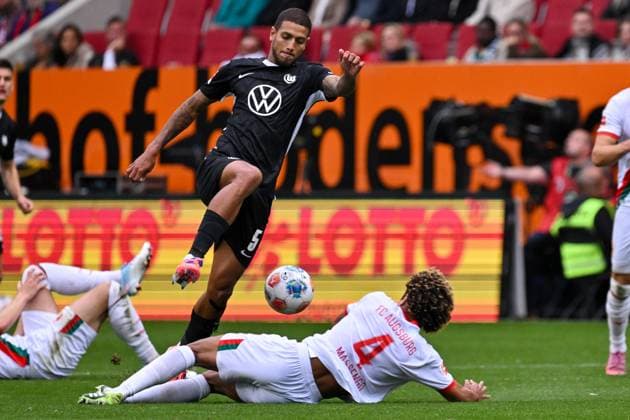 GER, Bayern, Augsburg, Fussball, FC Augsburg - VfL Wolfsburg, in der WWK Arena, Augsburg, 6. Spieltag, 04.10.25, v.l. Vinicius Souza (VfL Wolfsburg, 5), Han Noah Massengo (FC Augsburg, 4), Graetsche, Lupfer, Zweikampf DFL DFB regulations prohibit any use of photographs as image sequences and or quasi-video, Copyright: HMB-Media MichaelxNibel