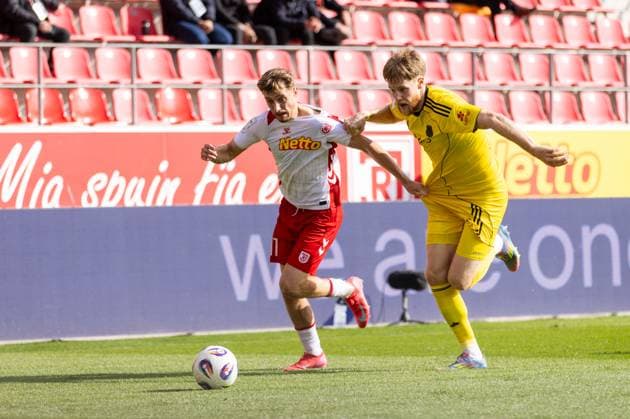 04.10.2025, Fussball, GER, Saison, 3.Liga, Saision 2025 2026, 10. Spieltag, SSV Jahn Regensburg - 1. FC Saarbrücken Noel Eichinger (Regensburg) gegen Joel Bichsel (Saarbrücken) DFL REGULATIONS PROHIBIT ANY USE OF PHOTOGRAPHS AS IMAGE SEQUENCES AND OR QUASI-VIDEO.