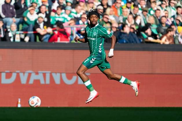 Samuel Mbangula (SV Werder Bremen, 07) im Dribbling, Einzelbild, Einzelfoto, Portrait, Portraet, Freisteller, GER, SV Werder Bremen vs FC St. Pauli, Fussball, Bundesliga, Spieltag 6, Saison 2025 2026, 04.10.2025 DFL REGULATIONS PROHIBIT ANY USE OF PHOTOGRAPHS AS IMAGE SEQUENCES AND OR QUASI-VIDEO GER, SV Werder Bremen vs FC St. Pauli, Fussball, Bundesliga, Spieltag 6, Saison 2025 2026, 04.10.2025 Bremen Copyright: xEibner-Pressefoto MaxxVincenx EP_MVN