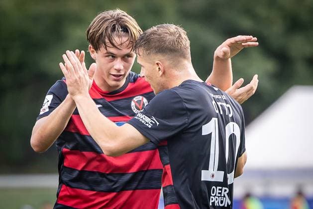 3. Liga: FC Viktoria Köln - TSV Havelse, 04.10.2025 Freude bei Tim Kloss (Viktoria Köln, 18) und David Otto (Viktoria Köln, 10) ; Köln, 4.10.2025, 10. Spieltag der 3. Fußball-Liga, FC Viktoria Köln - TSV Havelse im Sportpark Hoehenberg in Köln. Die DFL-Bestimmungen verbieten die Verwendung von Fotografien als Bildsequenzen und oder Quasi-Videos. Copyright: xBEAUTIFULxSPORTS LeahxKohringx