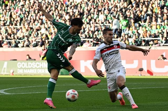GER, 1. FBL, SV Werder Bremen vs FC St. Pauli 04.10.2025, wohninvest Weserstadion, Bremen, GER, 1. FBL, SV Werder Bremen vs FC St. Pauli im Bild picture shows Patrice Covic (SV Werder Bremen 24) beim Torschuss Torschuß rechts James Sands (FC St. Pauli 06)
