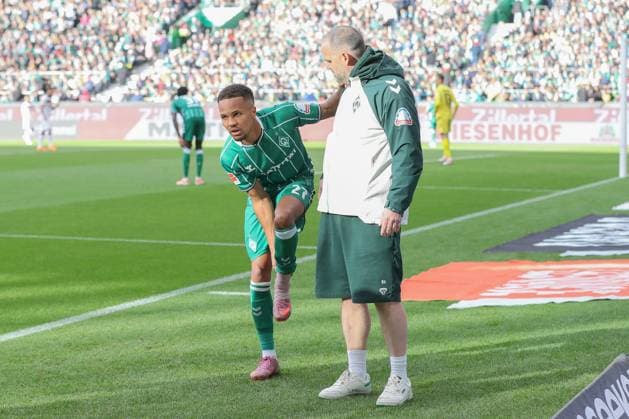 04.10.2025, xtgx, Fussball - 1.Bundesliga SV Werder Bremen - FC St.Pauli v.l. Felix Agu (Bremen, 27) verletzt sich, Verletzung (DFL DFB REGULATIONS PROHIBIT ANY USE OF PHOTOGRAPHS as IMAGE SEQUENCES and or QUASI-VIDEO) Bremen