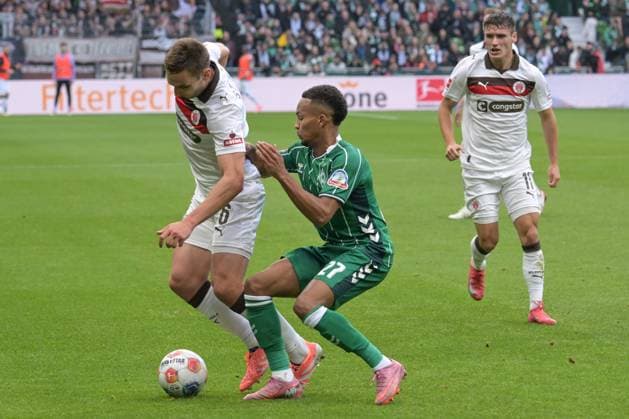 v. li. im Zweikampf James Sands (FC St Pauli 6) mit Felix Agu (SV Werder Bremen 27), SV Werder Bremen - FC St Pauli , Fussball, Bundesliga, DFL, 04.10.2025 DFB regulations prohibit any use of photographs as image sequences and or quasi-video Bremen Bremen Deutschland