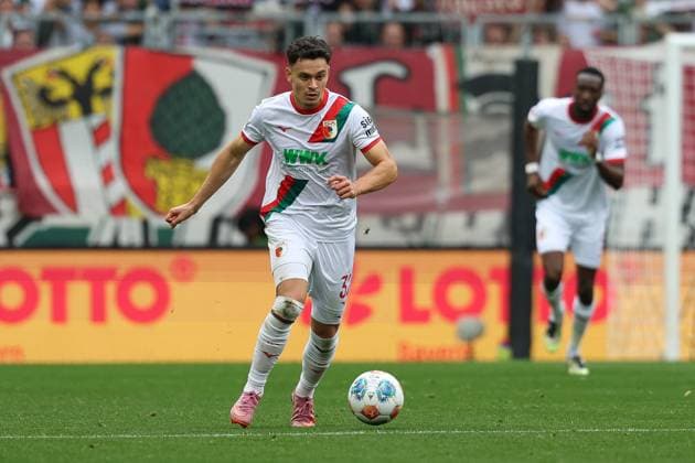 Fabian Rieder 32 (FC Augsburg), FC Augsburg vs. VfL Wolfsburg, Fussball, 1. Bundesliga, 6. Spieltag, 04.10.2025 DFB regulations prohibit any use of photographs as image sequences and or quasi-video Augsburg Bayern Deutschland