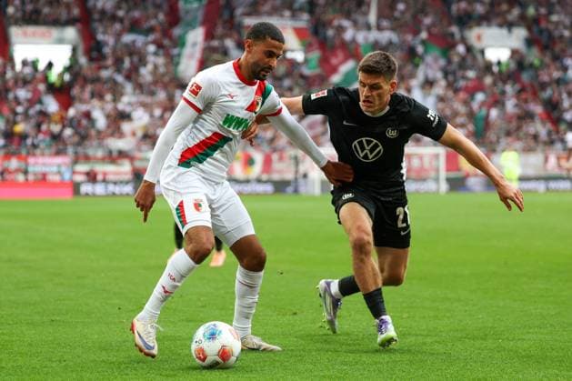 im Zweikampf, Aktion, mit Elias Saad 26 (FC Augsburg), Joakim Maehle 21 (VfL Wolfsburg), FC Augsburg vs. VfL Wolfsburg, Fussball, 1. Bundesliga, 6. Spieltag, 04.10.2025 DFB regulations prohibit any use of photographs as image sequences and or quasi-video Augsburg Bayern Deutschland