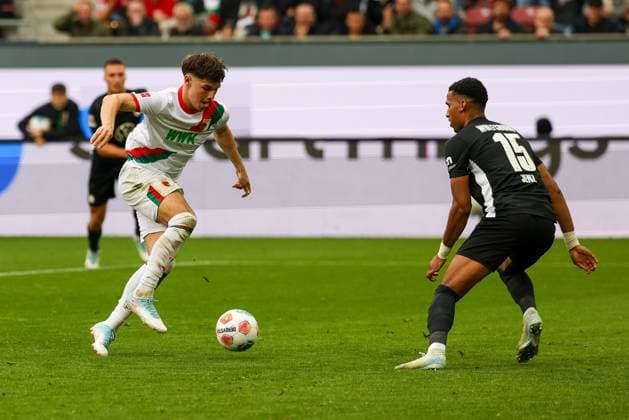 Mert Koemuer 36 (FC Augsburg) scheiter an Moritz Jenz 15 (VfL Wolfsburg) beim Torschuss, FC Augsburg vs. VfL Wolfsburg, Fussball, 1. Bundesliga, 6. Spieltag, 04.10.2025 DFB regulations prohibit any use of photographs as image sequences and or quasi-video Augsburg Bayern Deutschland