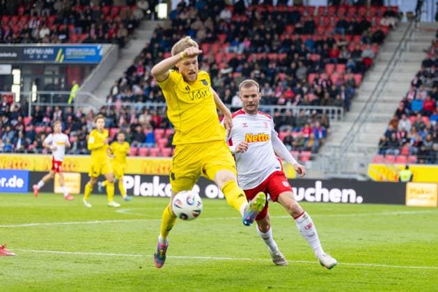 04.10.2025, Fussball, GER, Saison, 3.Liga, Saision 2025 2026, 10. Spieltag, SSV Jahn Regensburg - 1. FC Saarbrücken Joel Bichsel (Saarbrücken) am Bal vor Eric Hottmann (SSV Jahn Regensburg) DFL REGULATIONS PROHIBIT ANY USE OF PHOTOGRAPHS AS IMAGE SEQUENCES AND OR QUASI-VIDEO.