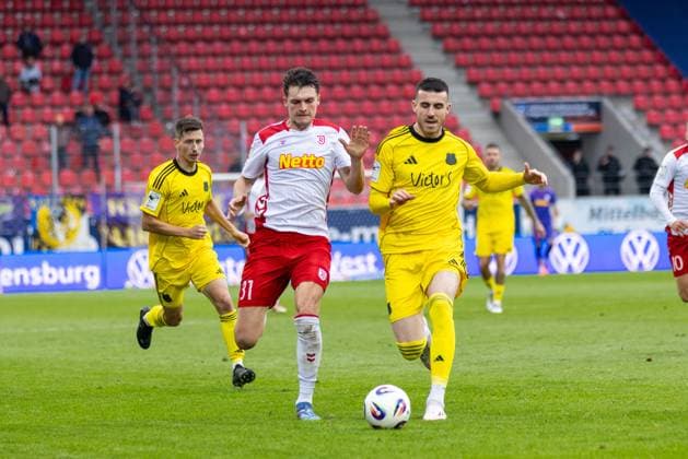 04.10.2025, Fussball, GER, Saison, 3.Liga, Saision 2025 2026, 10. Spieltag, SSV Jahn Regensburg - 1. FC Saarbrücken Leo Mätzler (SSV Jahn Regensburg) gegen Kaan Caliskaner (Saarbrücken) DFL REGULATIONS PROHIBIT ANY USE OF PHOTOGRAPHS AS IMAGE SEQUENCES AND OR QUASI-VIDEO.