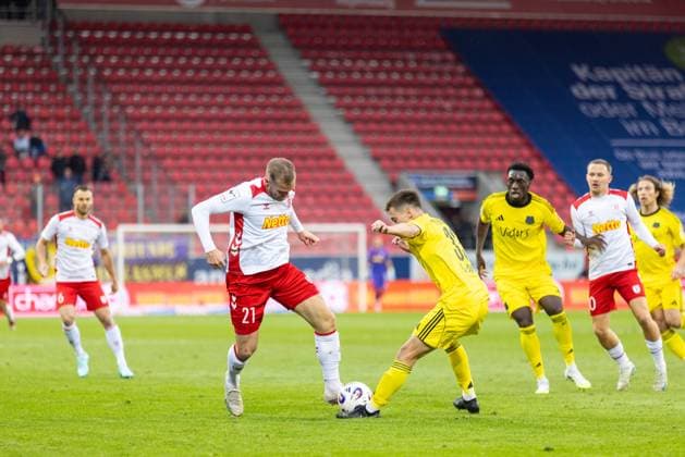 04.10.2025, Fussball, GER, Saison, 3.Liga, Saision 2025 2026, 10. Spieltag, SSV Jahn Regensburg - 1. FC Saarbrücken Eric Hottmann (SSV Jahn Regensburg) gegen Till Sebastian Schumacher (Saarbrücken) DFL REGULATIONS PROHIBIT ANY USE OF PHOTOGRAPHS AS IMAGE SEQUENCES AND OR QUASI-VIDEO.