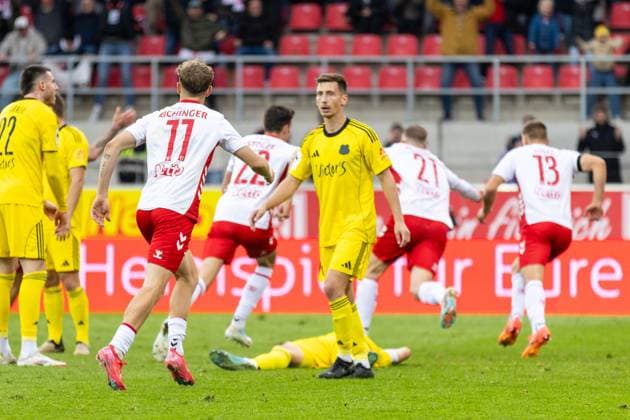04.10.2025, Fussball, GER, Saison, 3.Liga, Saision 2025 2026, 10. Spieltag, SSV Jahn Regensburg - 1. FC Saarbrücken Jubel nach dem 1:1 Ausgleich für Regensburg durch Adrian Fein. Frust bei den Saabrückern DFL REGULATIONS PROHIBIT ANY USE OF PHOTOGRAPHS AS IMAGE SEQUENCES AND OR QUASI-VIDEO.