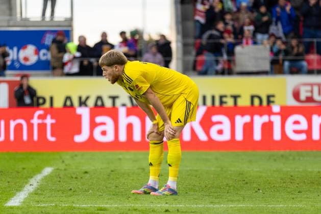 04.10.2025, Fussball, GER, Saison, 3.Liga, Saision 2025 2026, 10. Spieltag, SSV Jahn Regensburg - 1. FC Saarbrücken Jubel nach dem 1:1 Ausgleich für Regensburg durch Adrian Fein. Frust bei den Saabrückern DFL REGULATIONS PROHIBIT ANY USE OF PHOTOGRAPHS AS IMAGE SEQUENCES AND OR QUASI-VIDEO.
