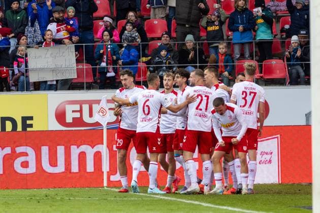 04.10.2025, Fussball, GER, Saison, 3.Liga, Saision 2025 2026, 10. Spieltag, SSV Jahn Regensburg - 1. FC Saarbrücken Jubel nach dem 1:1 Ausgleich für Regensburg durch Adrian Fein. Frust bei den Saabrückern DFL REGULATIONS PROHIBIT ANY USE OF PHOTOGRAPHS AS IMAGE SEQUENCES AND OR QUASI-VIDEO.
