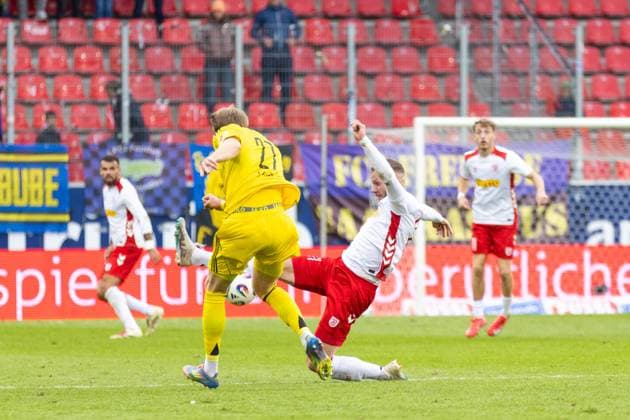 04.10.2025, Fussball, GER, Saison, 3.Liga, Saision 2025 2026, 10. Spieltag, SSV Jahn Regensburg - 1. FC Saarbrücken Joel Bichsel (Saarbrücken) gegen Eric Hottmann (SSV Jahn Regensburg) DFL REGULATIONS PROHIBIT ANY USE OF PHOTOGRAPHS AS IMAGE SEQUENCES AND OR QUASI-VIDEO.