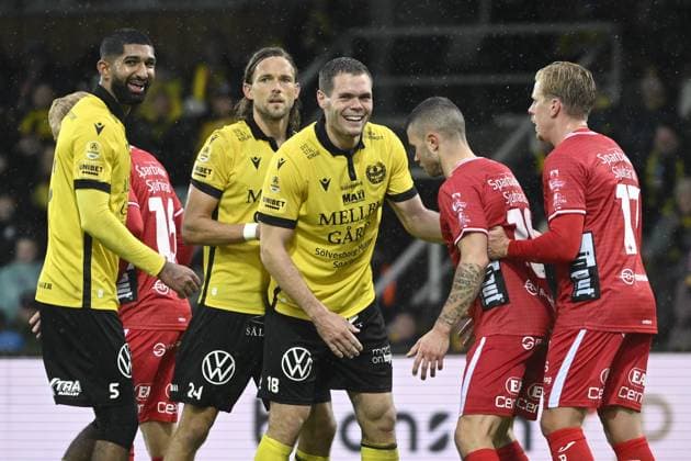 HÄLLEVIK, SVERIGE 20251004 Mjällbys Abdullah Iqbal, Tom Pettersson och Jacob Bergström mot Elfsborgs spelare under lördagens fotbollsmatch i allsvenskan mellan Mjällby AIF och IF Elfsborg pa Strandvallen i Hällevik. HÄLLEVIK SVERIGE x50090x Copyright: xJohanxNilsson TTx ALLSVENSKAN MJÄLLBY-ELFSBORG
