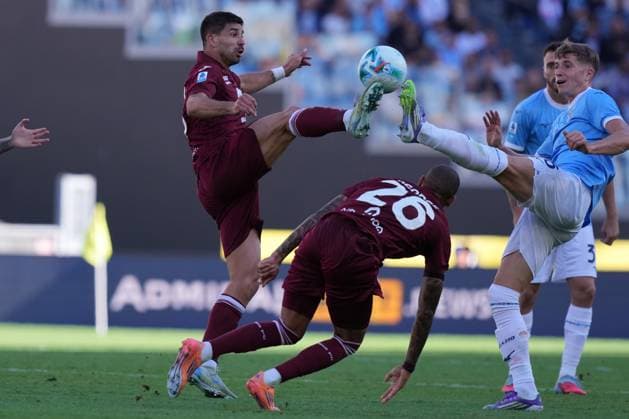 Torino™s Giovanni Simeone Lazio™s Toma Basic during the Serie A EniLive soccer match between Lazio and Torino at the Rome s Olympic stadium, Italy - Saturday October 4, 2025 - Soccer ( Photo by Alfredo Falcone LaPresse )  Copyright: xAlfredoxFalcone LaPressex