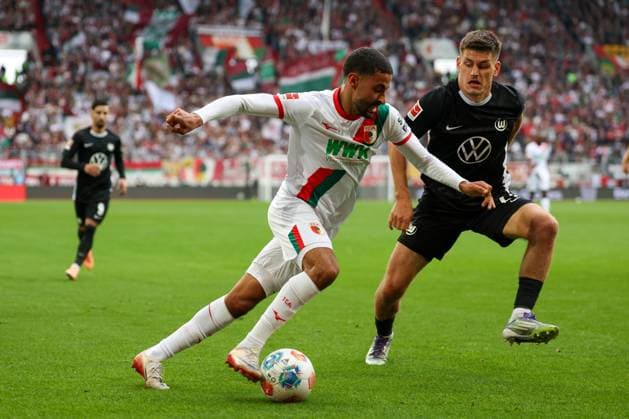 im Zweikampf, Aktion, mit Elias Saad 26 (FC Augsburg), Joakim Maehle 21 (VfL Wolfsburg), FC Augsburg vs. VfL Wolfsburg, Fussball, 1. Bundesliga, 6. Spieltag, 04.10.2025 DFB regulations prohibit any use of photographs as image sequences and or quasi-video Augsburg Bayern Deutschland