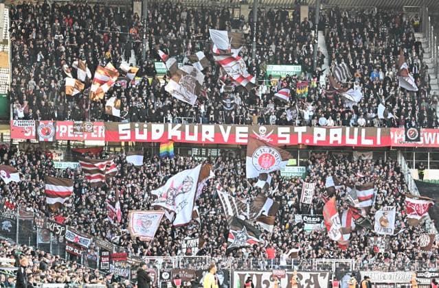 GER, 1. FBL, SV Werder Bremen vs FC St. Pauli 04.10.2025, wohninvest Weserstadion, Bremen, GER, 1. FBL, SV Werder Bremen vs FC St. Pauli im Bild picture shows Fahnen Banner Stimmung Emotionen Fans FC St. Pauli