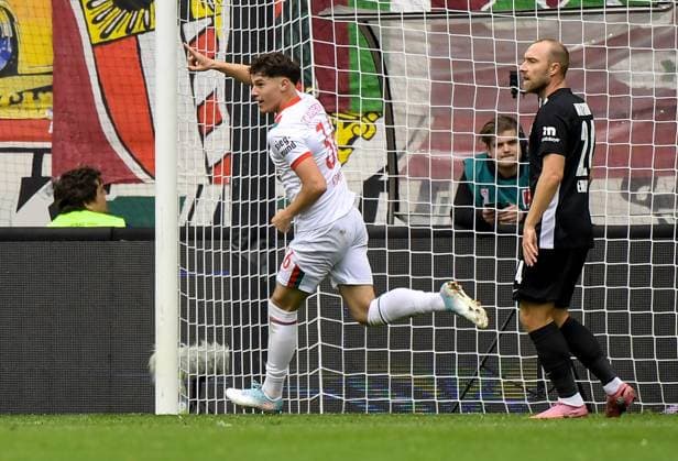 04.10.2025, xemx, Fussball 1.Bundesliga, FC Augsburg - VfL Wolfsburg v.l. Mert Koemuer (FC Augsburg) Jubel, Torjubel, celebrate the goal, jubelt ueber das Tor zum 2:0 (DFL DFB REGULATIONS PROHIBIT ANY USE OF PHOTOGRAPHS as IMAGE SEQUENCES and or QUASI-VIDEO) Augsburg