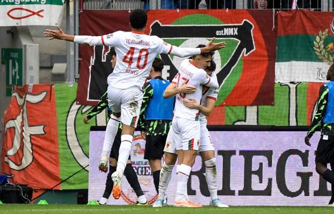 04.10.2025, xemx, Fussball 1.Bundesliga, FC Augsburg - VfL Wolfsburg v.l. Mert Koemuer (FC Augsburg) Jubel, Torjubel, celebrate the goal, jubelt ueber das Tor zum 2:0 (DFL DFB REGULATIONS PROHIBIT ANY USE OF PHOTOGRAPHS as IMAGE SEQUENCES and or QUASI-VIDEO) Augsburg