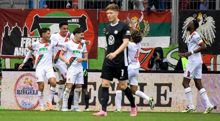 04.10.2025, xemx, Fussball 1.Bundesliga, FC Augsburg - VfL Wolfsburg v.l. Mert Koemuer (FC Augsburg) Jubel, Torjubel, celebrate the goal, jubelt ueber das Tor zum 2:0 (DFL DFB REGULATIONS PROHIBIT ANY USE OF PHOTOGRAPHS as IMAGE SEQUENCES and or QUASI-VIDEO) Augsburg