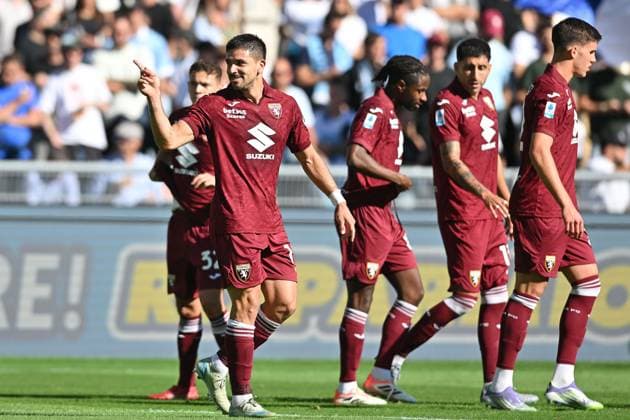 Foto IPP Roberto Ramaccia Roma 04 10 2025 Campionato di Calcio Serie A 2025 2026 Lazio vs Torino Nella foto Giovanni Simeone esulta dopo aver segnato il gol del 0-1 Italy Photo Press - World Copyright Roma italy Italia ITALY  Copyright: xR4924_italyphotopressx