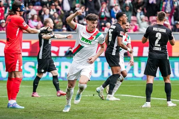 1. Bundesliga 2025 2026 - 6. Spieltag 04.10.2025 - FC Augsburg vs.VfL Wolfsburg - WWK Arena (Augsburg, Deutschland); Mert Kömür (FC Augsburg) jubelt nach dem Tor zum 2:0 Copyright: xLukaxKolanovicx