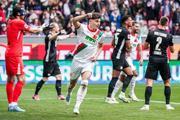 1. Bundesliga 2025 2026 - 6. Spieltag 04.10.2025 - FC Augsburg vs.VfL Wolfsburg - WWK Arena (Augsburg, Deutschland); Mert Kömür (FC Augsburg) jubelt nach dem Tor zum 2:0 Copyright: xLukaxKolanovicx