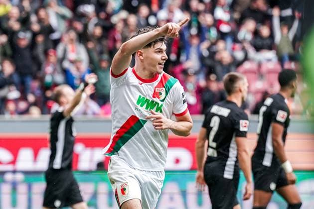 1. Bundesliga 2025 2026 - 6. Spieltag 04.10.2025 - FC Augsburg vs.VfL Wolfsburg - WWK Arena (Augsburg, Deutschland); Mert Kömür (FC Augsburg) jubelt nach dem Tor zum 2:0 Copyright: xLukaxKolanovicx
