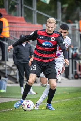 3. Liga: FC Viktoria Köln - TSV Havelse, 04.10.2025 Meiko Sponsel (Viktoria Köln, 19) gegen Nassim Boujellab (TSV Havelse, 19) ; Köln, 4.10.2025, 10. Spieltag der 3. Fußball-Liga, FC Viktoria Köln - TSV Havelse im Sportpark Hoehenberg in Köln. Die DFL-Bestimmungen verbieten die Verwendung von Fotografien als Bildsequenzen und oder Quasi-Videos. Copyright: xBEAUTIFULxSPORTS LeahxKohringx