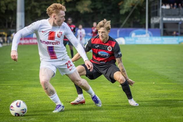 3. Liga: FC Viktoria Köln - TSV Havelse, 04.10.2025 Leon Sommer (TSV Havelse, 22) gegen Raphael Ott (Viktoria Köln, 14) ; Köln, 4.10.2025, 10. Spieltag der 3. Fußball-Liga, FC Viktoria Köln - TSV Havelse im Sportpark Hoehenberg in Köln. Die DFL-Bestimmungen verbieten die Verwendung von Fotografien als Bildsequenzen und oder Quasi-Videos. Copyright: xBEAUTIFULxSPORTS LeahxKohringx