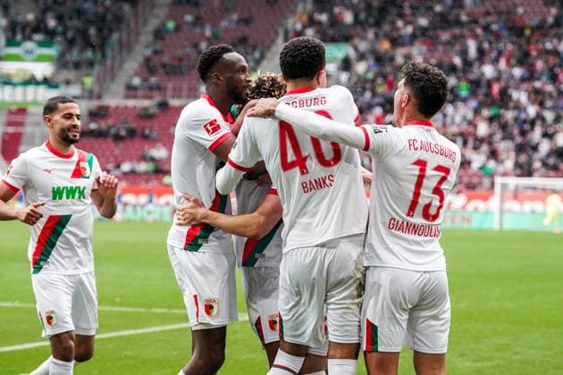 1. Bundesliga 2025 2026 - 6. Spieltag 04.10.2025 - FC Augsburg vs.VfL Wolfsburg - WWK Arena (Augsburg, Deutschland); FC Augsburg Spieler jubeln nach dem Tor zum 2:0 Copyright: xLukaxKolanovicx