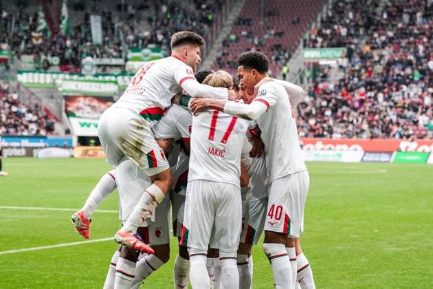 1. Bundesliga 2025 2026 - 6. Spieltag 04.10.2025 - FC Augsburg vs.VfL Wolfsburg - WWK Arena (Augsburg, Deutschland); FC Augsburg Spieler jubeln nach dem Tor zum 2:0 Copyright: xLukaxKolanovicx