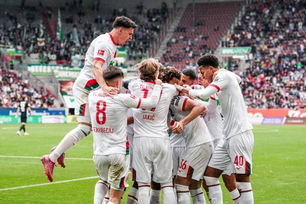 1. Bundesliga 2025 2026 - 6. Spieltag 04.10.2025 - FC Augsburg vs.VfL Wolfsburg - WWK Arena (Augsburg, Deutschland); FC Augsburg Spieler jubeln nach dem Tor zum 2:0 Copyright: xLukaxKolanovicx